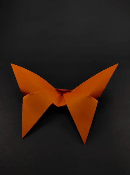 Papierschmetterling Oranger Farbe Isoliert Auf Schwarzem Hintergrund Nicht Fokussiert — Stockfoto