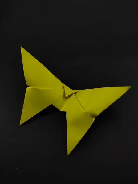 Artesanato Papel Forma Uma Borboleta Amarela Isolada Fundo Preto Não — Fotografia de Stock