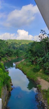 Endonezya 'nın Banjar bölgesindeki köprüden küçük nehrin manzarası