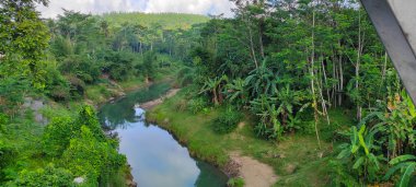 Endonezya 'nın Banjar bölgesindeki köprüden küçük nehrin manzarası