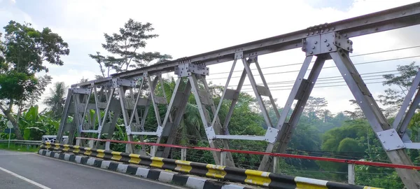 Borda Uma Ponte Feita Ferro Resistente Área Banjar Indonésia — Fotografia de Stock