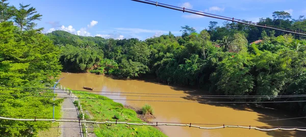 Grande Rio Atravessado Por Uma Ponte Área Banjar Indonésia — Fotografia de Stock