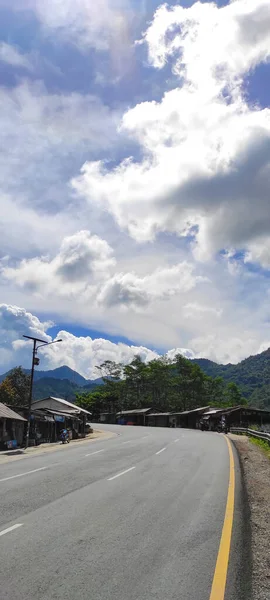 Jyrkkä Vaarallinen Kiipeää Nagregin Alueella Indonesia — kuvapankkivalokuva