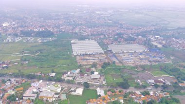 Endonezya 'nın Cicalengka bölgesindeki kentsel alanların yoğunluğunun FIMI Drone Kameralı görüntüsü