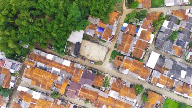 Endonezya 'nın Cikancung bölgesinde yoğun nüfuslu bir bölgenin hava görüntüsü.