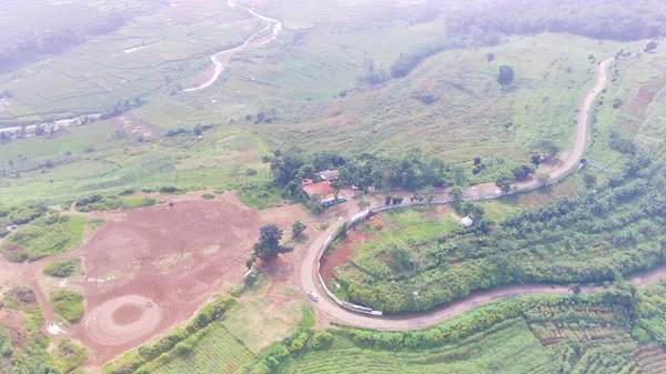 インドネシアのCicalengka地域の丘の周りの道路で鋭角の空中ビュー — ストック写真