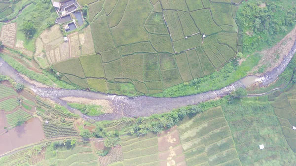 インドネシア Cicalengkaエリアの底谷にある小さな川の空中写真 — ストック写真