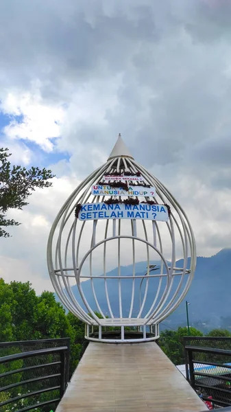 印度尼西亚西爪哇Cicalengka 2022年6月5日 印度尼西亚Cicalengka地区一个被用作摄影地点的穹顶状笼被拆除 — 图库照片