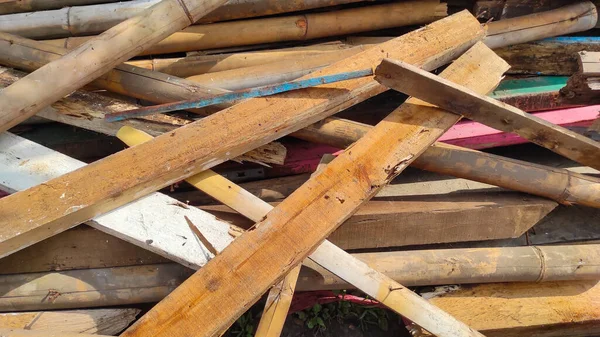Haufen Von Holzbalkenschutt Und Bambus Die Aus Dem Abriss Wilder Stockfoto
