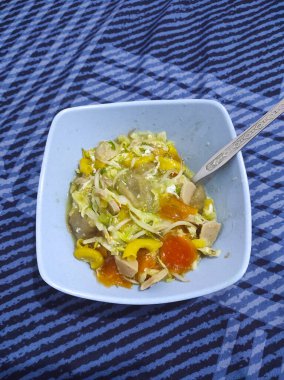 Tipik bir Batı Java gıdası olan Seblak, Endonezya 'nın Cikancung bölgesinde aromatik zencefil ve biber baharatları kullanarak kızartılmış kraker ve köfte, yumurta ve sosis şeklinde.