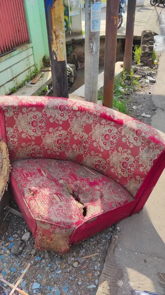 Аннотация Defocused Red Used Sofa Chairs Have Broken Dumped Side — стоковое фото