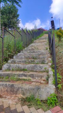 Endonezya 'nın Cicalengka bölgesindeki tepeleri ve vadileri birbirine bağlayan tepe boyunca uzanan soyut Odaklanamaz adımlar