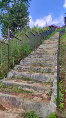 Endonezya 'nın Cicalengka bölgesindeki tepeleri ve vadileri birbirine bağlayan tepe boyunca uzanan soyut Odaklanamaz adımlar
