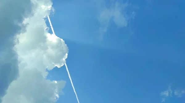 Vista Desfocada Abstrata Nuvens Com Céu Azul Claro Sobre Área — Fotografia de Stock