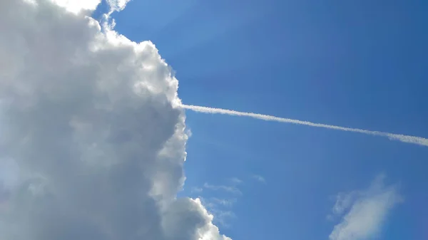 Vista Desfocada Abstrata Nuvens Com Céu Azul Claro Sobre Área — Fotografia de Stock