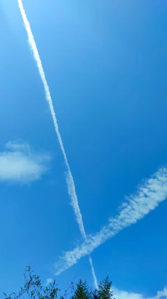 Resumo Traços Desfocados Nuvens Dois Aviões Que Passam Céu Azul — Fotografia de Stock