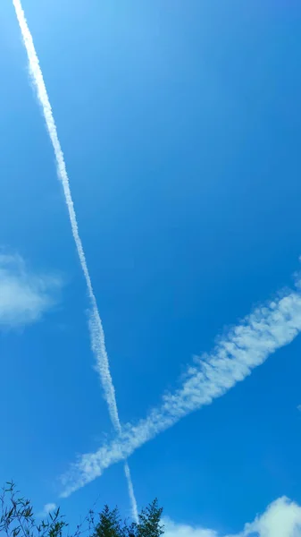 Abstract Gedeocaliseerde Sporen Van Wolken Van Twee Vliegtuigen Die Een — Stockfoto