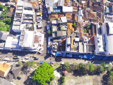 Endonezya 'nın Majalaya bölgesindeki bir kavşaktaki kalabalığın hava fotoğrafları.