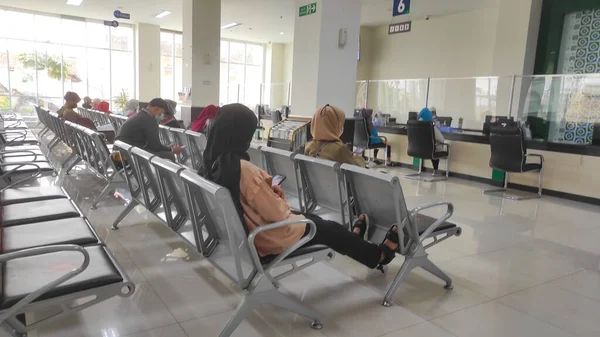 Cikancung Jawa Zachodnia Indonezja Lipca 2022 Niektórzy Ludzie Siedzą Czekają — Zdjęcie stockowe