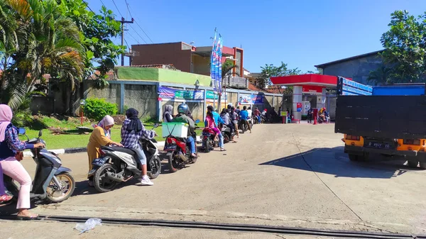 Cikancung Westjava Indonesien Juli 2022 Lange Schlangen Von Motorrädern Tankstellen — Stockfoto
