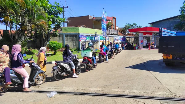 Cikancung West Java Indonesia July 2022 Long Queues Motorbikes Gas — Φωτογραφία Αρχείου