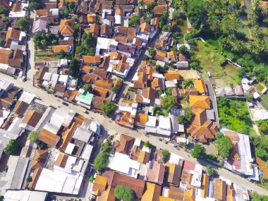 Cikancung bölgesindeki yoğun nüfuslu yerleşim bölgesini, Endonezya 'yı bölen bir otoyolun soyut odaksız hava fotoğrafçılığı. Odaklanma