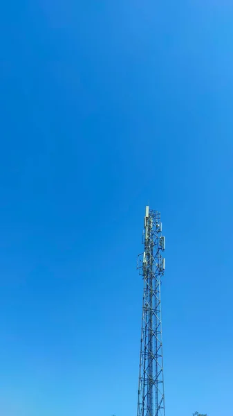 Photo Signal Transmitting Tower Cikancung Area Isolated Bright Blue Sky — Stock Photo, Image