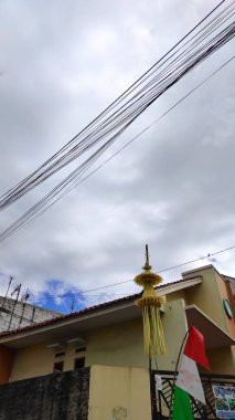 Açık mavi gökyüzü Cicalengka - Endonezya, Odaklanma değil, Endonezya manzaralı bir evin çatısı.