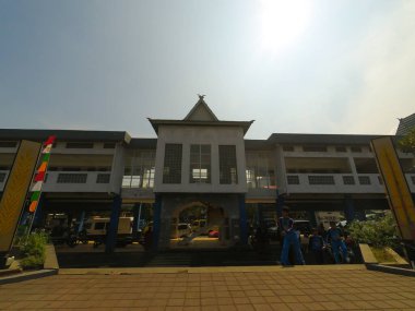 Cicalengka, Batı Java, Endonezya - 17 Ağustos 2022: Endonezya 'nın Cicalengka bölgesindeki şehir meydanındaki muhteşem binaların Soyut Odaklanamaz Bulanık Fotoğrafı. Odaklanma