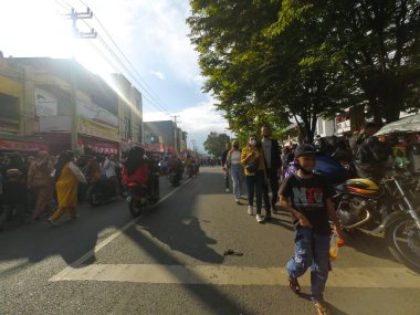 Cicalengka, Batı Java, Endonezya - 17 Ağustos 2022: Endonezya Bağımsızlığı kutlamalarında vatandaşların heyecanlarının ve coşkularının bulanık ve bulanık fotoğrafları.