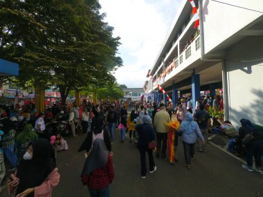 Cicalengka, Batı Cava, Endonezya - 17 Ağustos 2022: Endonezya bağımsızlık törenine tanıklık etmek üzere şehir meydanını dolduran vatandaşların fotoğrafları bulanık ve bulanık. Odaklanma