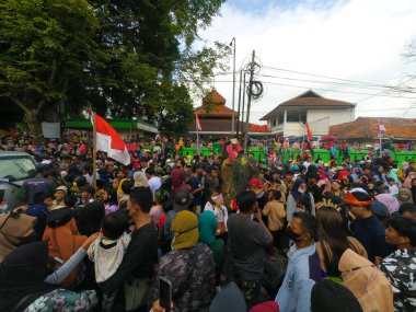 Cicalengka, Batı Cava, Endonezya - 17 Ağustos 2022: Sokakları doldurarak Endonezya Bağımsızlığı kutlamalarında halkın heyecanının ve coşkusunun bulanık ve bulanık fotoğrafları. Odaklanma