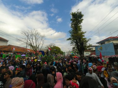 Cicalengka, Batı Cava, Endonezya - 17 Ağustos 2022: Sokakları doldurarak Endonezya Bağımsızlığı kutlamalarında halkın heyecanının ve coşkusunun bulanık ve bulanık fotoğrafları. Odaklanma