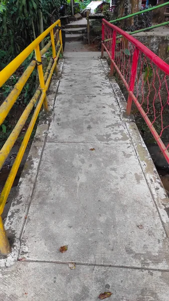 Fotografia Desfocada Abstrato Uma Ponte Com Trilhos Mão Vermelho Amarelo — Fotografia de Stock