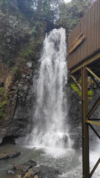Defokussiertes Und Verschwommenes Foto Eines Wasserfalls Auf Einer Klippe Cicalengka — Stockfoto