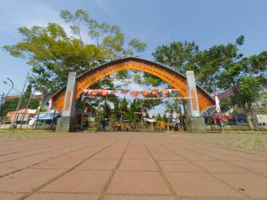 Cicalengka - Endonezya şehir meydanının kırmızı ve beyaz süslemeli giriş kapısının fotoğrafı.