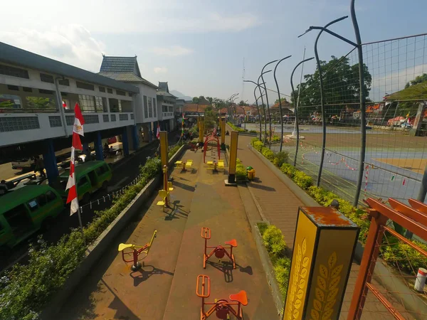 Cicalengkaの街の広場の側面に沿って構築された子供のための遊び場の写真 インドネシア — ストック写真