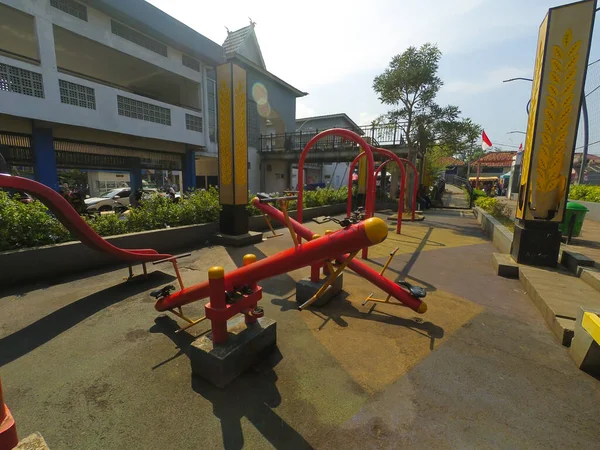 Foto Parco Giochi Bambini Costruito Lungo Lato Della Piazza Della — Foto Stock