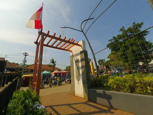 Foto Puerta Entrada Plaza Ciudad Cicalengka Indonesia Con Adornos Rojos — Foto de Stock