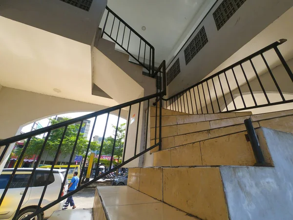Foto Der Treppe Die Das Erdgeschoss Mit Dem Obergeschoss Eines — Stockfoto