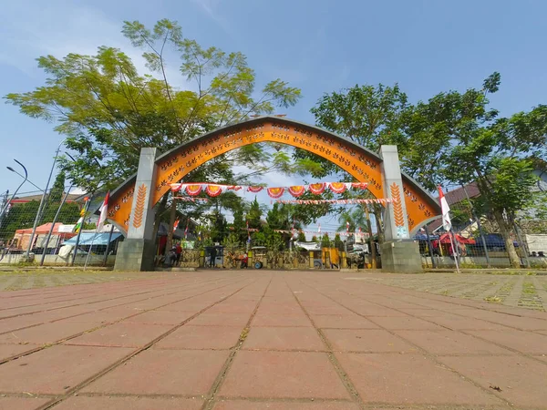 Zdjęcie Bramy Wjazdowej Plac Cicalengka Indonezja Czerwono Białymi Ozdobami — Zdjęcie stockowe
