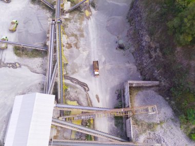 Cikancung - Endonezya 'daki bir dağdaki kum ve kaya madencilik alanı boyunca uzanan taşıma bandının soyut Odaklanmış Bulanık Arkaplan Hava fotoğrafı. Endonezya 'da. Odaklanma 
