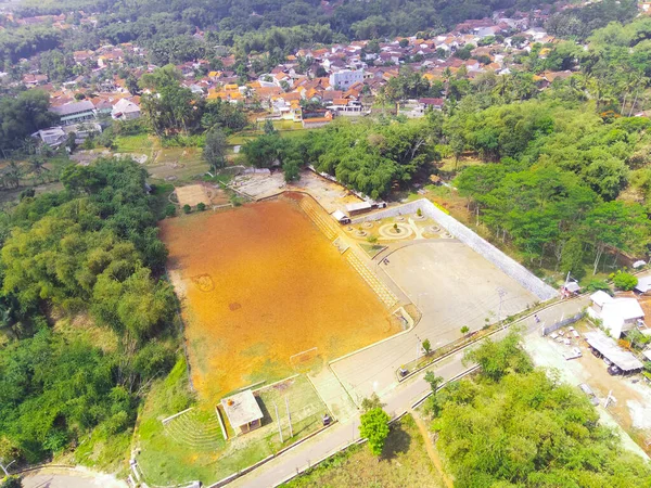 概要インドネシア キカンプン州の住宅地の真ん中にあるかなり大きな畑の空中写真 フォーカスじゃない — ストック写真