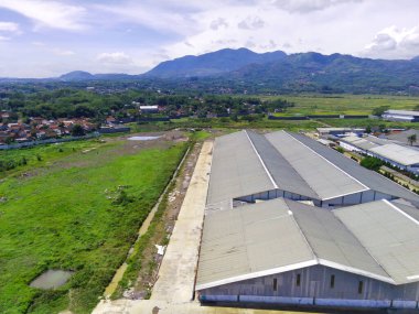 Cikancung - Endonezya 'daki bir deponun geniş ve uzun çatısının soyut Odaklanmış Görüntü Uçurumu fotoğrafı. Odaklanma