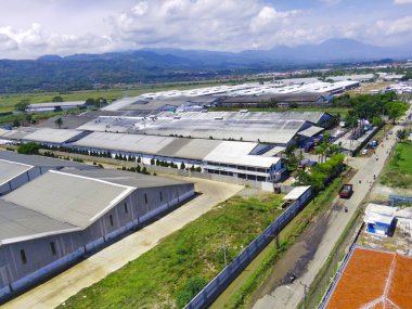 Cikancung - Endonezya 'daki bir deponun geniş ve uzun çatısının soyut Odaklanmış Görüntü Uçurumu fotoğrafı. Odaklanma