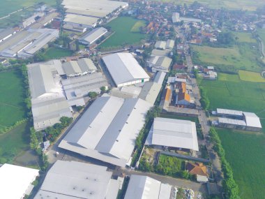 Endonezya 'nın Cikancung bölgesinin ekonomik merkezi olan Soyut Odaklanmış Bulanık Arkaplan Tekstil Fabrikası. Odaklanma