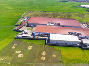 Endonezya 'nın Cikancung bölgesinin ekonomik merkezi olan Soyut Odaklanmış Bulanık Arkaplan Tekstil Fabrikası. Odaklanma