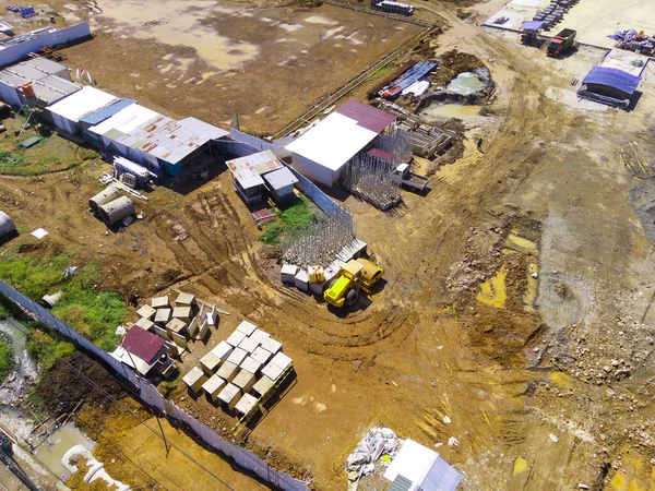 Endonezya 'nın doğusundaki Bandung bölgesinde inşa edilmekte olan yeni bir fabrikanın soyut Odaklanmış Bulanık Arkaplan havası. Odaklanma