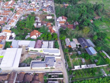 Endonezya 'nın Cikancung bölgesinde öğleden sonra yoğun nüfuslu yerleşim yerlerinin çatılarının bulanık arkaplan fotoğrafı. Odaklanma