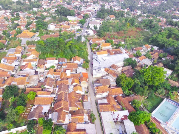 Defocused Blurred Latar Belakang Udara Foto Atap Rumah Penduduk Padat — Stok Foto